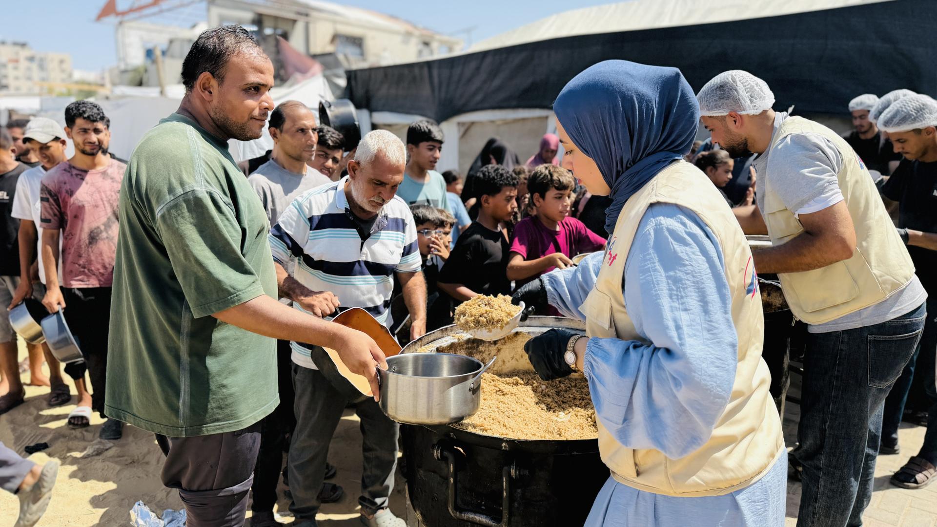 مشروع المطابخ الميدانية: طهي وتوزيع الوجبات الساخنة في المخيمات